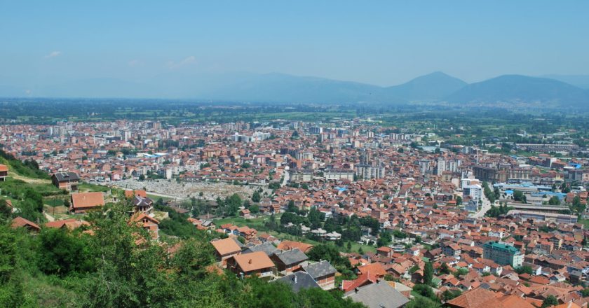По пад од зграда, млада девојка со сериозни повреди пренесена во Скопје